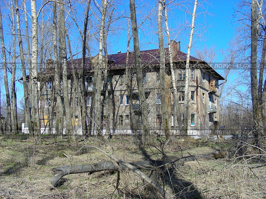 Трехэтажный кирпичный жилой дом. 1950 года постройки. Заводской тупик, 1. Город Электроугли. Ногинский район. Московская область (2013 год). Стоковое фото, фотограф lana1501 / Фотобанк Лори