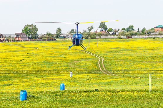 Тренировка упражнений по вертолетному спорту на легком вертолете Robinson R44 (2012 год). Редакционное фото, фотограф Антон Журавков / Фотобанк Лори