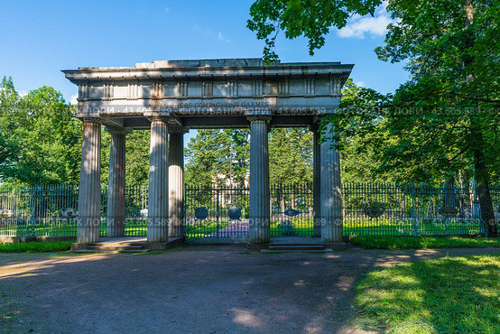 Triumphal gate in honor of the victory over Naroleon in the War of 1812. Inscription of Emperor Alexander: To My Dear Colleagues. Tsarskoe Selo, Pushkin, St. Petersburg, Russia. (2024 год). Стоковое фото, фотограф Михаил Аккуратoв / Фотобанк Лори