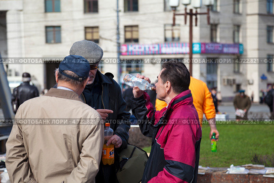 Трое мужчин пожилого возраста выпивают в общественном месте на улице в городе Москве (2013 год). Редакционное фото, фотограф Николай Винокуров / Фотобанк Лори