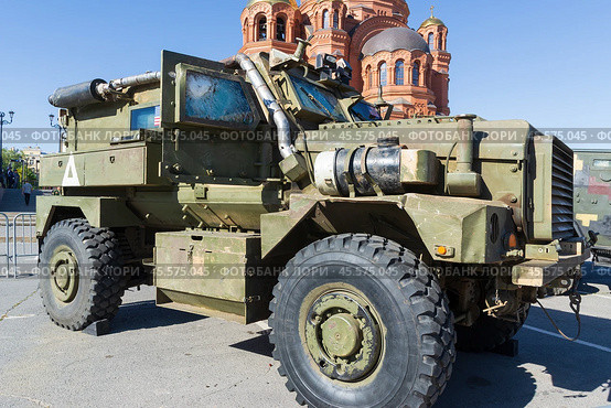 Трофейная военная техника НАТО, MRAP Cougar, американская тяжёлая бронемашина , на выставке, Площадь Павших Борцов, Волгоград, Россия. Редакционное фото, фотограф Андрей Цыганков / Фотобанк Лори