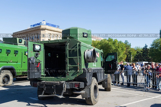 Трофейная военная техника НАТО, Roshel Senator - колесный военный броневик канадского производства на выставке, Площадь Павших Борцов, Волгоград, Россия. Редакционное фото, фотограф Андрей Цыганков / Фотобанк Лори