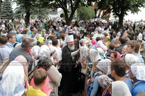 Троице-Сергиевa Лаврa, в день 700-летия преподобного Сергия Радонежского священство выходит из Успенского собора (2014 год). Редакционное фото, фотограф Дмитрий Неумоин / Фотобанк Лори