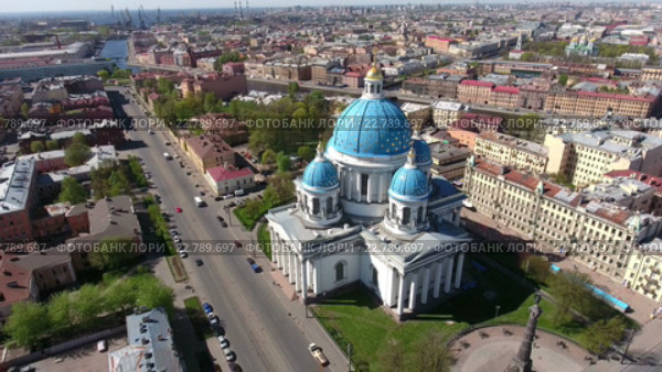 Троицкий собор на Измайловском проспекте в Санкт-Петербурге, вид сверху (2016 год). Стоковое видео, видеограф Кекяляйнен Андрей / Фотобанк Лори