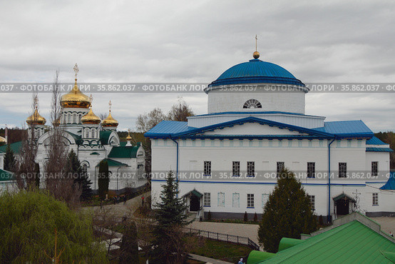 Троицкий собор (слева) и собор Грузинской иконы Божией Матери. Раифа, Татарстан, Россия (2021 год). Стоковое фото, фотограф Вадим Хомяков / Фотобанк Лори