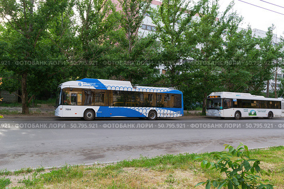 Троллейбус с автономным ходом БКМ 32100D на конечной остановке . Волгоград, Тракторозаводский район, Россия. (2022 год). Редакционное фото, фотограф Андрей Цыганков / Фотобанк Лори