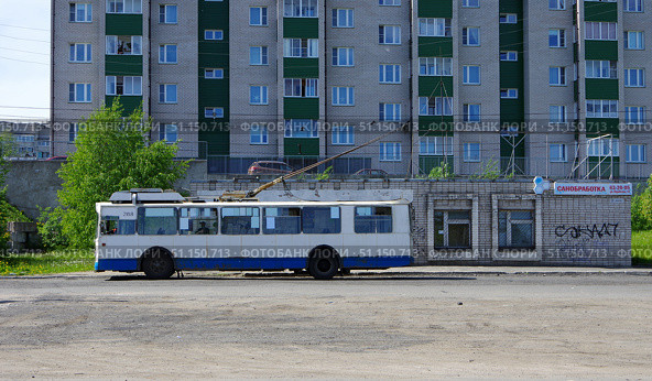 Троллейбус ЗиУ-682Г на конечной станции "Корабелов", улица Корабелов, Петрозаводск, Карелия (2021 год). Редакционное фото, фотограф Алексей Иванов / Фотобанк Лори