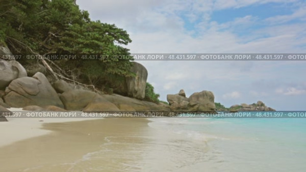 Tropical deserted white sand beach. Стоковое видео, видеограф Михаил Коханчиков / Фотобанк Лори