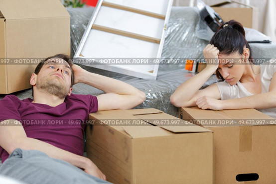 troubled young couple during move out process. Стоковое фото, агентство Ingram Publishing / Фотобанк Лори
