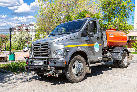 Truck Gazon Next at the city street in summer day (2021 год). Редакционное фото, фотограф FotograFF / Фотобанк Лори