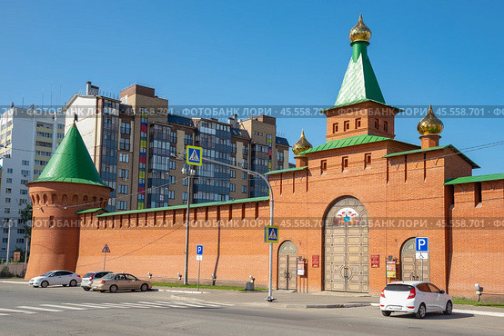 Царевококшайский кремль в современном городском пейзаже, Йошкар-Ола. Республика Марий Эл (2024 год). Редакционное фото, фотограф Анна Карасева / Фотобанк Лори