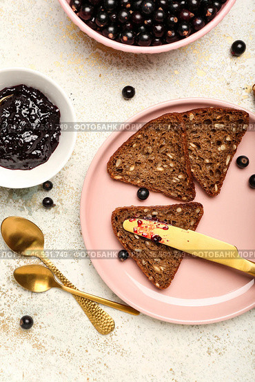 Цельнозерновой хлеб в тарелке и вкусное варенье из черной смородины на светлом столе. Стоковое фото, фотограф Pixel_shot / Фотобанк Лори