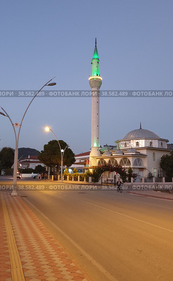 Центральная мечеть Чамьюва. Atatürk Caddesi. Çamyuva. Анталья. Турция (2022 год). Редакционное фото, фотограф lana1501 / Фотобанк Лори