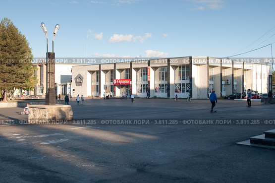 Центральная площадь, город Полярные Зори, Мурманская область (2012 год). Редакционное фото, фотограф Вячеслав Палес / Фотобанк Лори