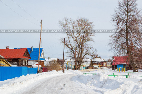 Центральная улица и автобусная остановка в селе Николо-Погост Нижегородской области (2017 год). Стоковое фото, фотограф Дмитрий Тищенко / Фотобанк Лори