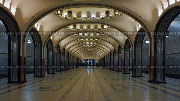Центральный зал станции метро "Маяковская" на зеленой ветке Московского метрополитена. Интерьер и украшения. Стоковое фото, фотограф Александр Кузнецов / Фотобанк Лори