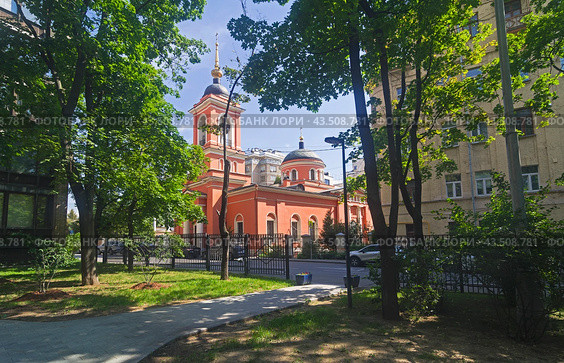 Церковь Афанасия и Кирилла, патриархов Александрийских, на Сивцевом Вражке (Филипповский пер., 3/16Ас1), вид из небольшого сквера в Большом Афанасьевском переулке. Арбат, Москва. Солнечное утро в июле. (2024 год). Редакционное фото, фотограф Сергей Рыбин / Фотобанк Лори