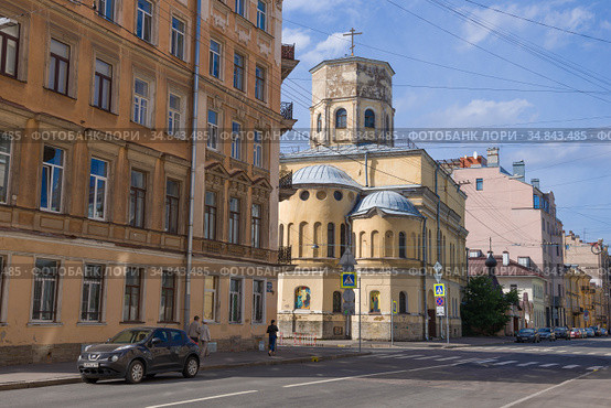 Церковь Благовещения Пресвятой Богородицы в городском пейзаже летним днем. Санкт-Петербург (2020 год). Редакционное фото, фотограф Виктор Карасев / Фотобанк Лори