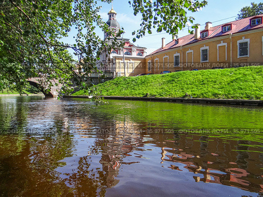 Церковь Благовещения Пресвятой Богородицы в Александро-Невской Лавре и река Монастырка. Санкт-Петербург (2013 год). Стоковое фото, фотограф Сергей Афанасьев / Фотобанк Лори