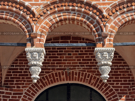 Церковь Иоанна Златоуста в Коровниках, Ярославль. Нарядные арки крыльца украшены декоративными фигурными висячими гирьками (2019 год). Стоковое фото, фотограф Николай Белавин / Фотобанк Лори