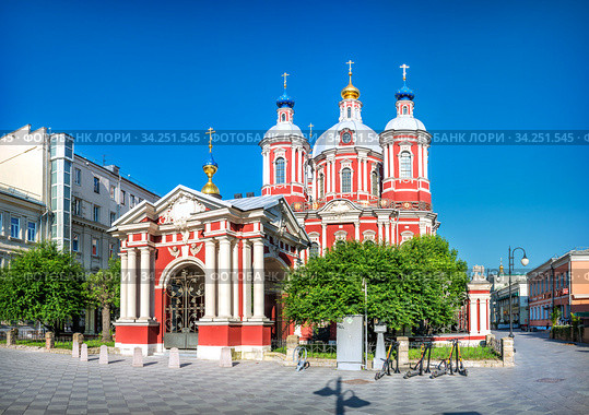 Церковь Климента Папы Римского в Москве (2020 год). Стоковое фото, фотограф Baturina Yuliya / Фотобанк Лори