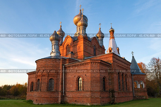 Церковь Николая Чудотворца (1902-1918 гг.) крупным планом солнечным октябрьским утром. Ремда, Псковская область. Стоковое фото, фотограф Виктор Карасев / Фотобанк Лори