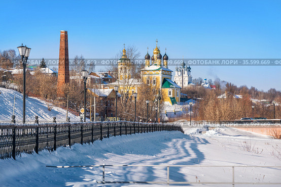Церковь Николы Набережного и Воскресенский храм вдали в Муроме (2021 год). Стоковое фото, фотограф Baturina Yuliya / Фотобанк Лори