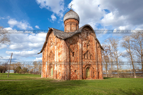 Церковь Петра и Павла в Кожевниках (1406г.) солнечным майским днем. Великий Новгород, Россия (2022 год). Стоковое фото, фотограф Виктор Карасев / Фотобанк Лори