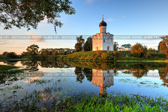 Церковь Покрова на Нерли. Боголюбово. Россия (2014 год). Редакционное фото, фотограф Сергей Лаврентьев / Фотобанк Лори