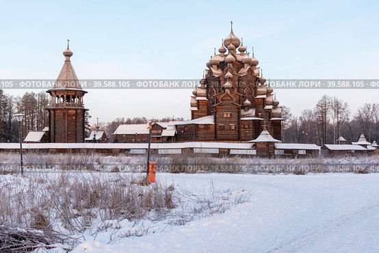 Церковь Покрова Пресвятой Богородицы в усадьбе Богословка. Ленинградская область (2021 год). Редакционное фото, фотограф Александр Щепин / Фотобанк Лори