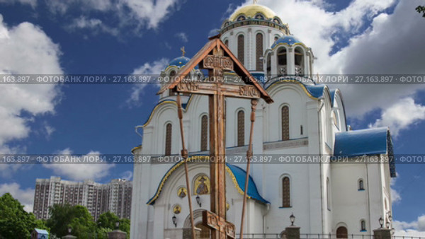Церковь Покрова Пресвятой Богородицы в Ясенево, Москва, Россия. Храм был основан в 2009 году и оплачивался за счет пожертвований (2017 год). Стоковое видео, видеограф Владимир Журавлев / Фотобанк Лори