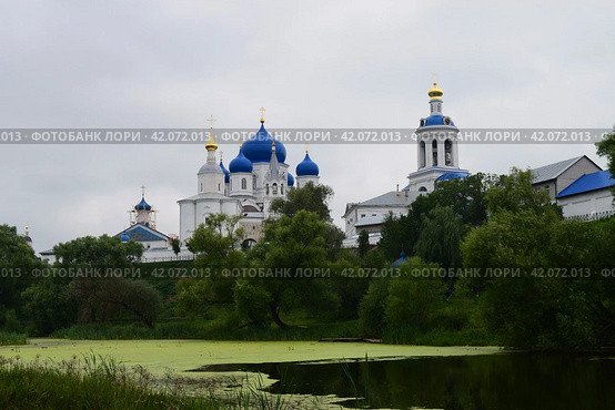 Церковь Рождества Богородицы. Замок Андрея Боголюбского и монастырский пруд. Летний пейзаж с водоемом и древней архитектурой. Боголюбово, 2018 год. Стоковое фото, фотограф Photolart / Фотобанк Лори