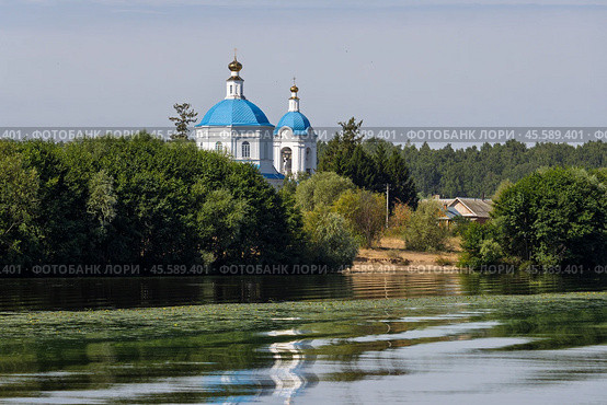 Церковь Рождества Пресвятой Богородицы, село Сумки, Республика Марий Эл, Россия. Вид со стороны реки Волги на православный храм. Архитектурная достопримечательность. Водные путешествия и круизы по Волге. Стоковое фото, фотограф Андрей Степанов / Фотобанк Лори