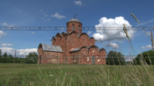 Церковь Спаса на Ковалеве солнечным июльским днем. Великий Новгород, Россия (2020 год). Стоковое видео, видеограф Виктор Карасев / Фотобанк Лори