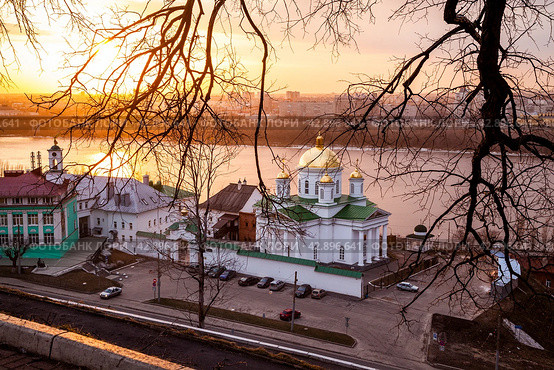 Церковь святителя Алексия, Нижегородская семинария и Благовещенский монастырь в Нижнем Новгороде на берегу Оки. Стоковое фото, фотограф Igor Lijashkov / Фотобанк Лори