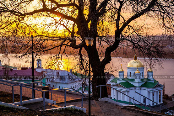 Церковь святителя Алексия, Нижегородская семинария и Благовещенский монастырь в Нижнем Новгороде на берегу Оки. Стоковое фото, фотограф Igor Lijashkov / Фотобанк Лори