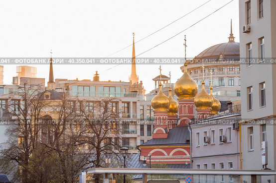 Церковь Святого Николая Чудотворца в лучах заходящего солнца. Москва, 1-й Смоленский переулок, 20 Православный храм в центре Москвы, в районе Арбат. Россия, Москва 2023. Стоковое фото, фотограф Photojuli / Фотобанк Лори