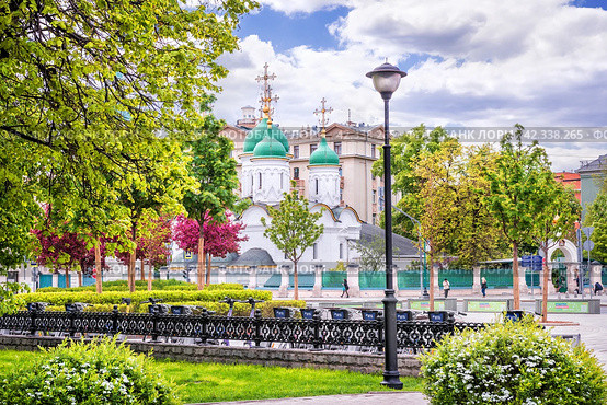 Церковь Троицы Живоначальной в Листах, улица Сретенка, Москва (2023 год). Стоковое фото, фотограф Baturina Yuliya / Фотобанк Лори