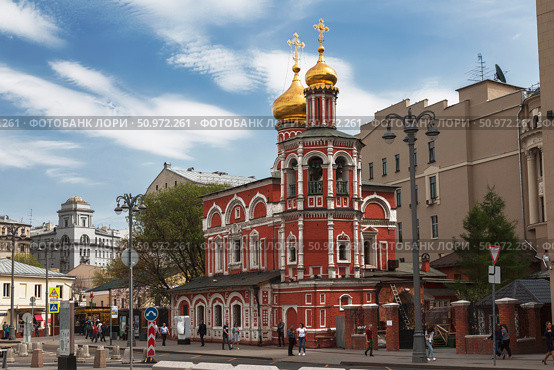 Церковь Всех святых на Кулишках на Славянской площади в Москве, Россия (2018 год). Редакционное фото, фотограф Наталья Волкова / Фотобанк Лори