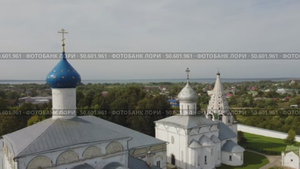 Церкви, храмы и монастыри России: Переславль-Залесский Свято-Троицкий Данилов мужской монастырь - пролет камеры над куполом собора (2020 год). Стоковое видео, видеограф Александр Заречнев / Фотобанк Лори