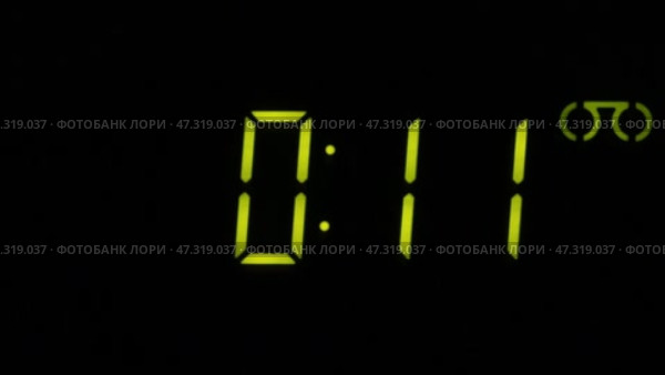 Цифровой счет от нуля до двадцати трех, зеленые цифры на черном фоне. Цифровой экран. Стоковое видео, видеограф Александр Собко / Фотобанк Лори