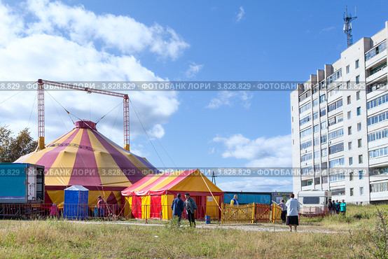 Цирк шапито в городе Сегежа, Карелия (2012 год). Редакционное фото, фотограф Кекяляйнен Андрей / Фотобанк Лори