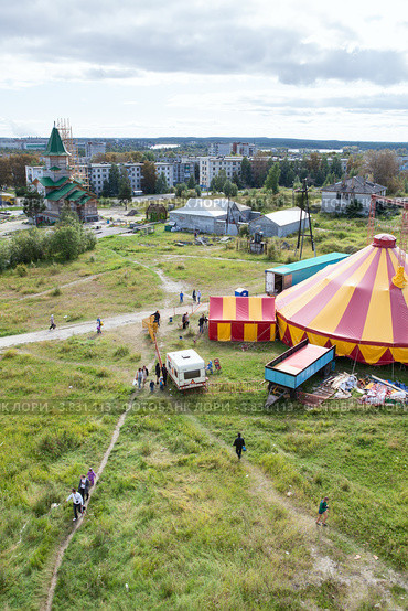 Цирк шапито в городе Сегежа, Карелия (2012 год). Редакционное фото, фотограф Кекяляйнен Андрей / Фотобанк Лори