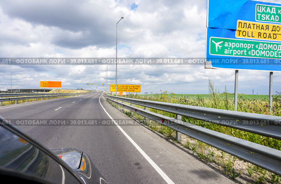 TSKAD toll road. Russian highway with signs and exits (2022 год). Редакционное фото, фотограф FotograFF / Фотобанк Лори