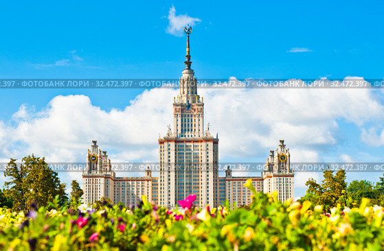 Цветы перед зданием Московского государственного университета имени Ломоносова (МГУ) на Воробьевых горах. Летний солнечный день. Москва (2019 год). Стоковое фото, фотограф E. O. / Фотобанк Лори