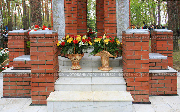 Цветы в вазах на мраморных ступенях (2012 год). Редакционное фото, фотограф Анатолий Матвейчук / Фотобанк Лори