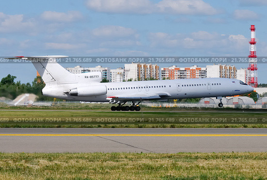 Ту-154М (бортовой RA-85777) авиакомпании UTair вылетает из Внукова (2011 год). Редакционное фото, фотограф Alexei Tavix / Фотобанк Лори