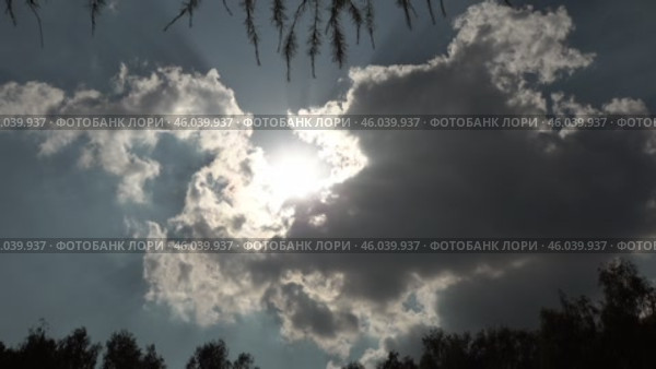 Туча закрыла солнце. Август. Ускоренная съемка. A cloud covered the sun. August. Accelerated shooting. Стоковое видео, видеограф Горшков Александр / Фотобанк Лори
