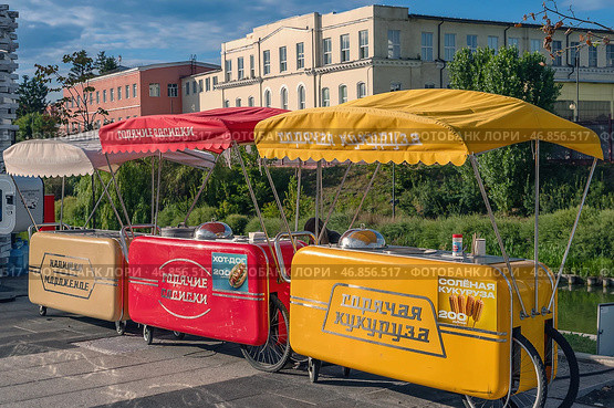 Tula, Russia, 24 July 2024. Kazanskaya embankment of the river Upa and a park in the historical part of Tula near the Kremlin. Stylised food stalls. Редакционное фото, фотограф Оксана Медведева / Фотобанк Лори