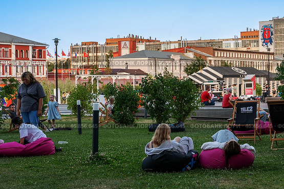 Tula, Russia, 24 July 2024. Kazanskaya embankment of the river Upa and a park in the historical part of Tula near the Kremlin. People walk and enjoy the sunset in the recreation area. Редакционное фото, фотограф Оксана Медведева / Фотобанк Лори